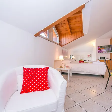 Riva Del Lario Apartment Gravedona